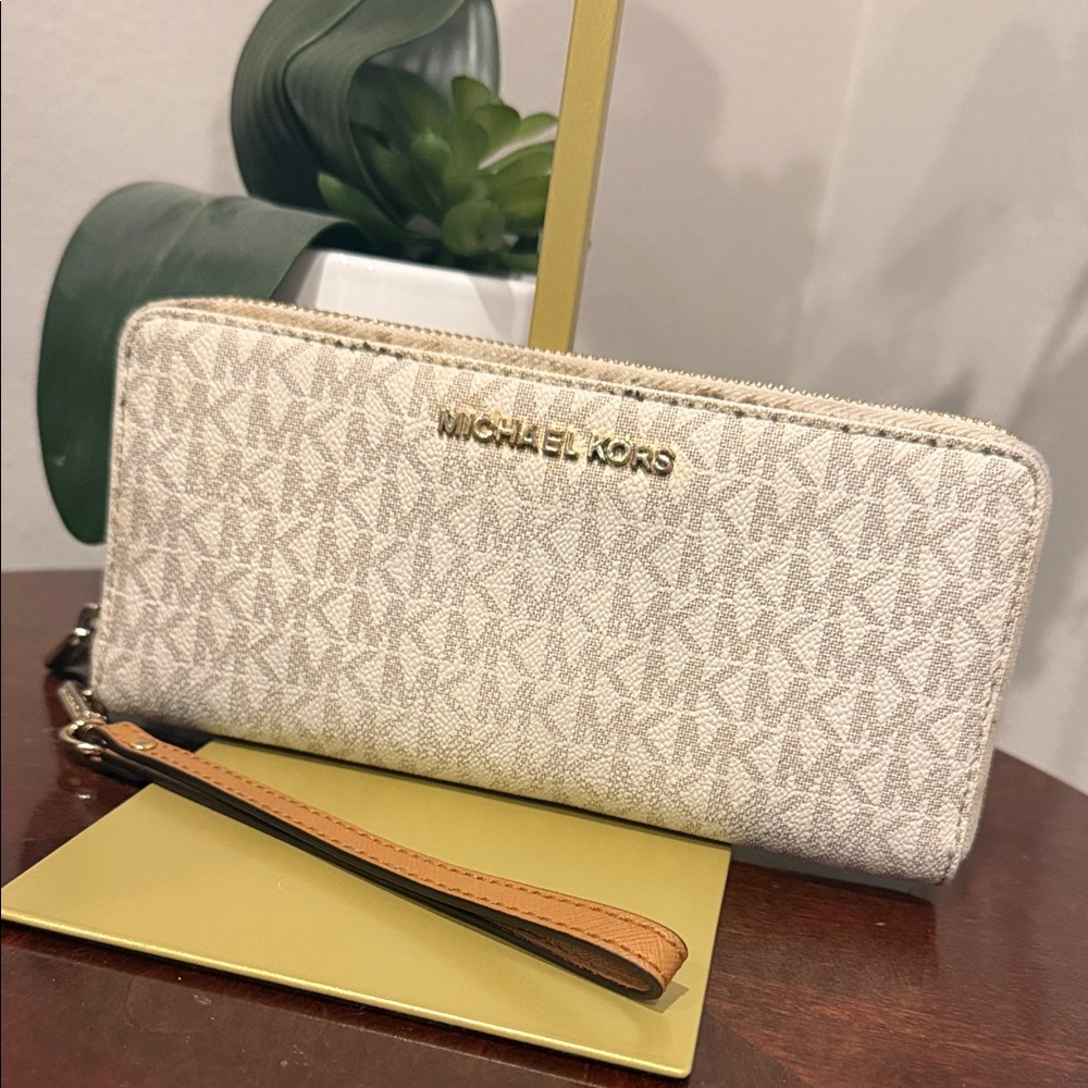 Michael Kors Cream Wristlet Wallet zip around clutch purse card holder coin
